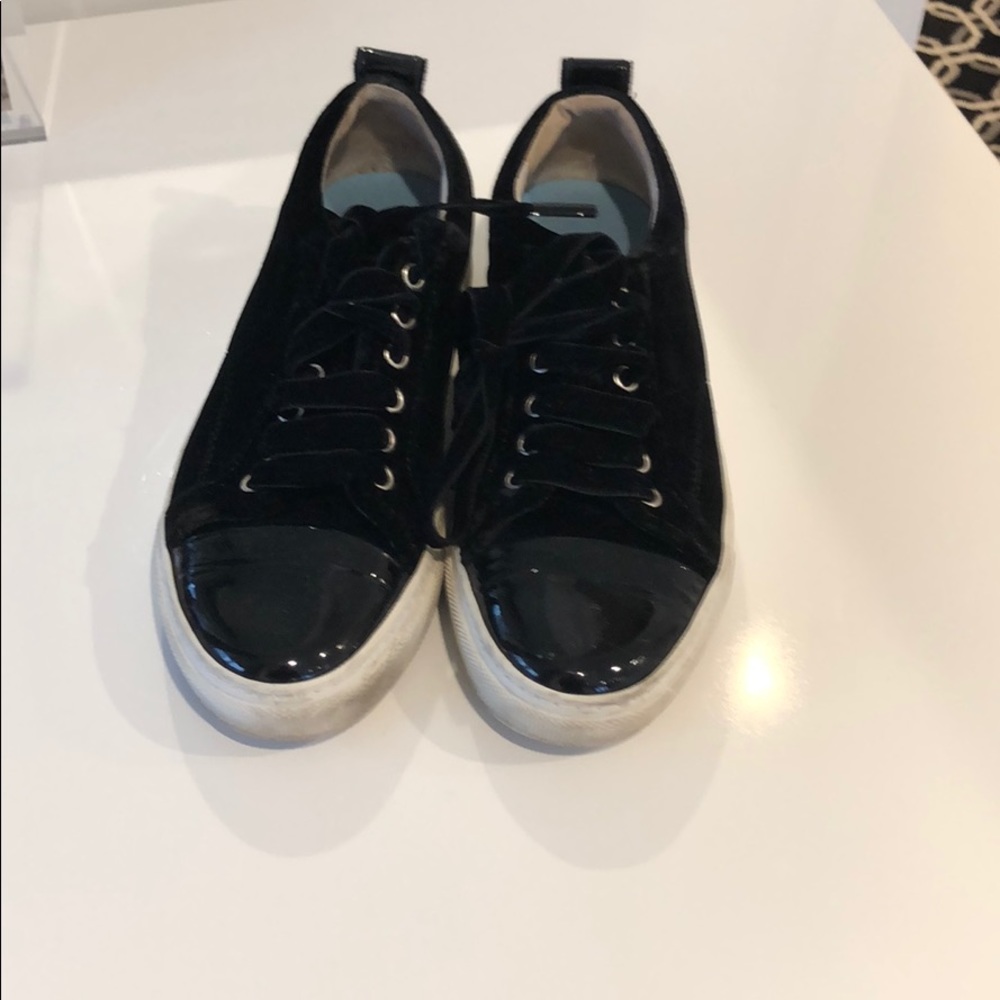 Lavvin low top sneaker size 7